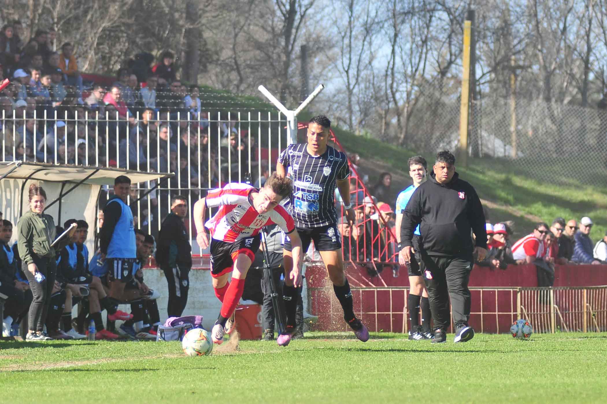 Otro partido duro, complicado, tuvo que afrontar Costa ante Cipolletti. Ahora hay que viajar a Monte Maíz. ð