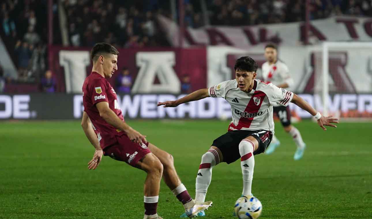 Escena del juego que animaron Lanús y River.