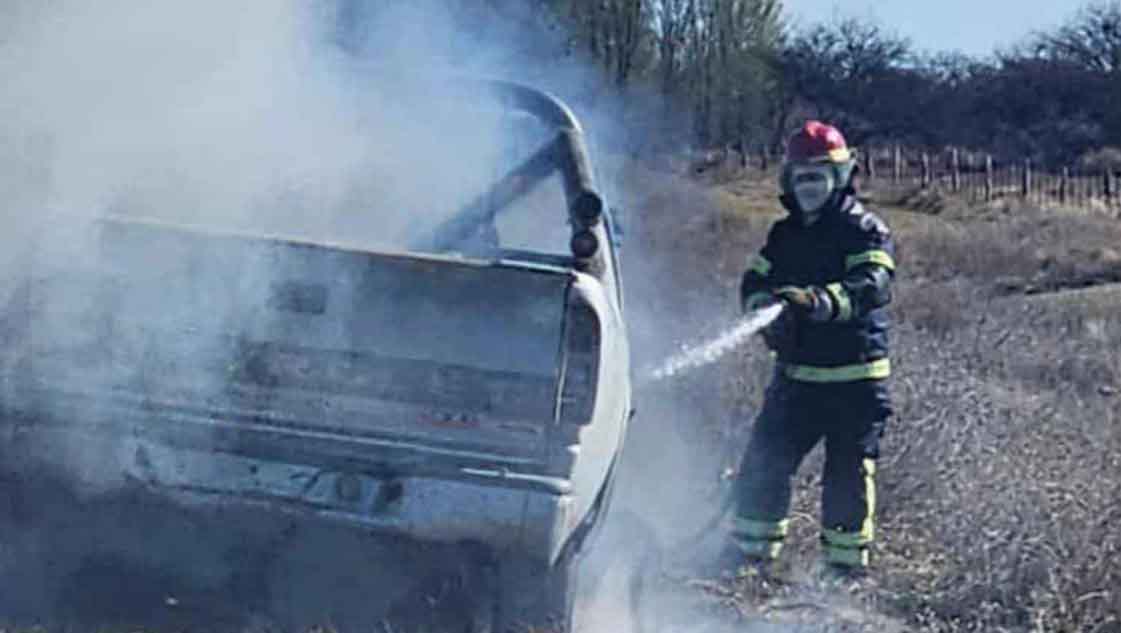 Los bomberos trabajando en el vehículo. El conductor salió ileso.