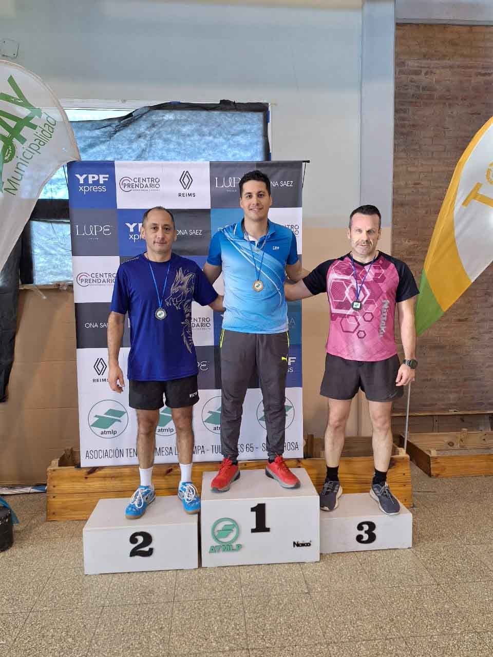 El neuquino arriba del “1”, con Ortiz y Oppezzo, sus escoltas.