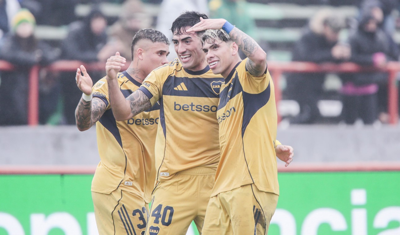 El festejo de Di Lolo con Costa y Palacios en el gol que abrió el marcador en el “Minella”.