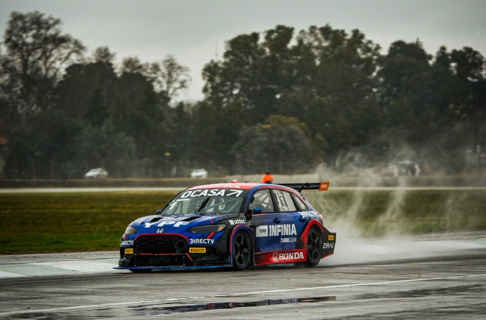 El Honda de Leonel Pernía se impuso bajo la lluvia en el circuito juninense.