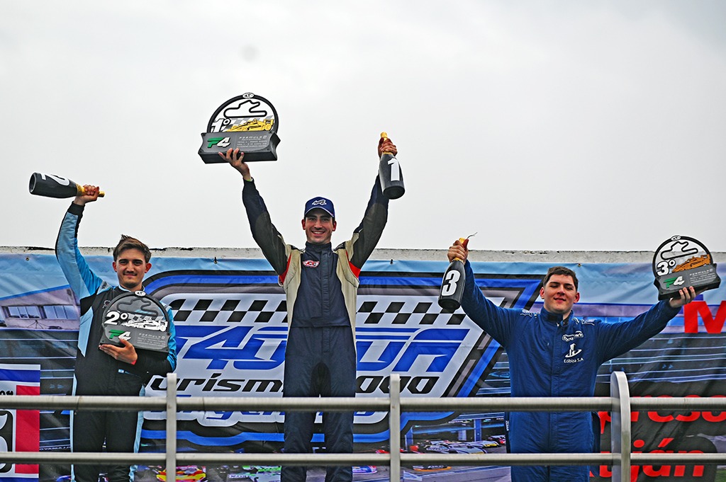 Agustín en lo más alto del podio escoltado por Morini y Troubul.