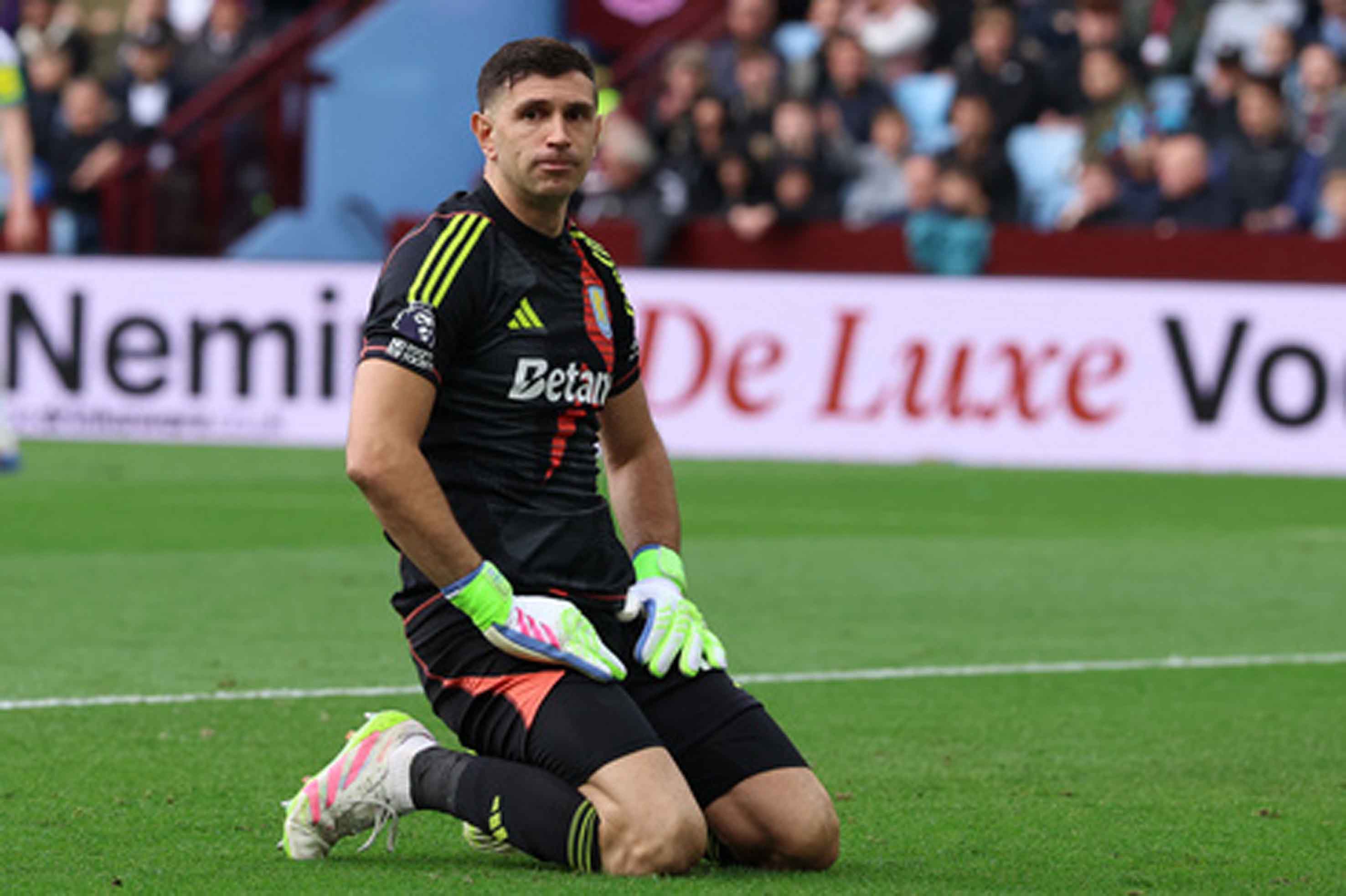 Martínez no terminó de sellar su pase al United que buscó a otro arquero.