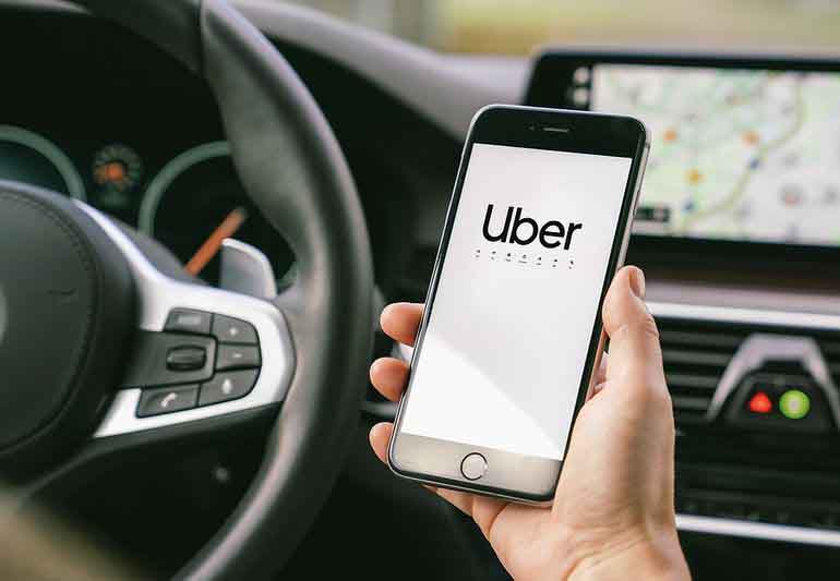 Uber es un servicio de transporte ofrecido a través de una aplicación móvil que conecta a pasajeros con conductores privados.