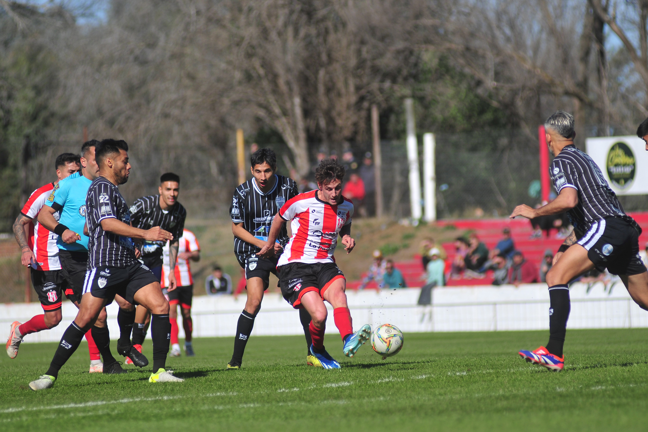 Costa necesita ganar para llegar a la última fecha con chances.