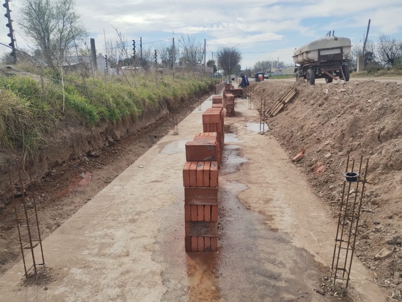 Un canal de desagüe de 220 metros de longitud se reviste con hormigón armado.