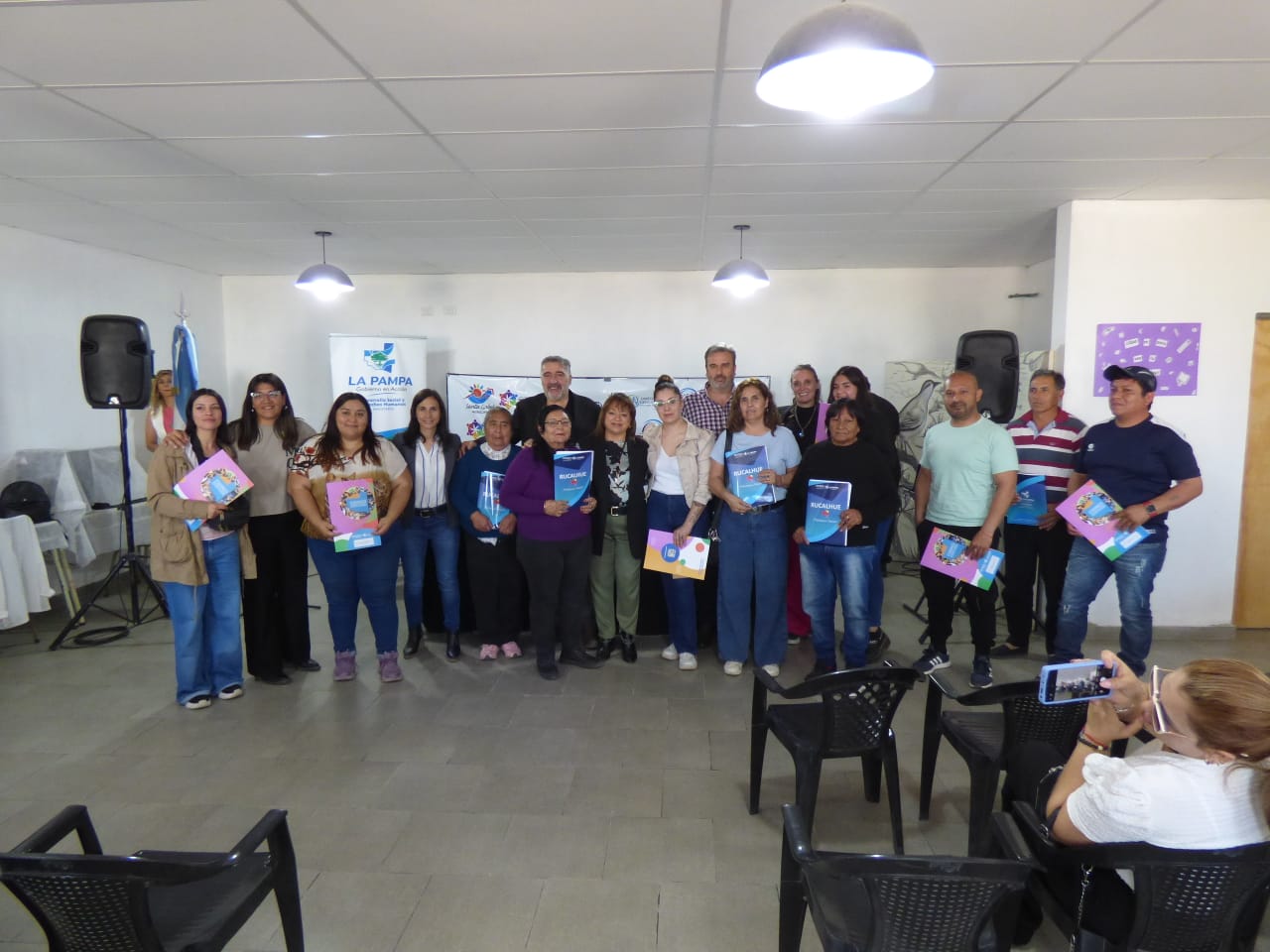 Autoridades y beneficiarios, durante el acto de entrega.