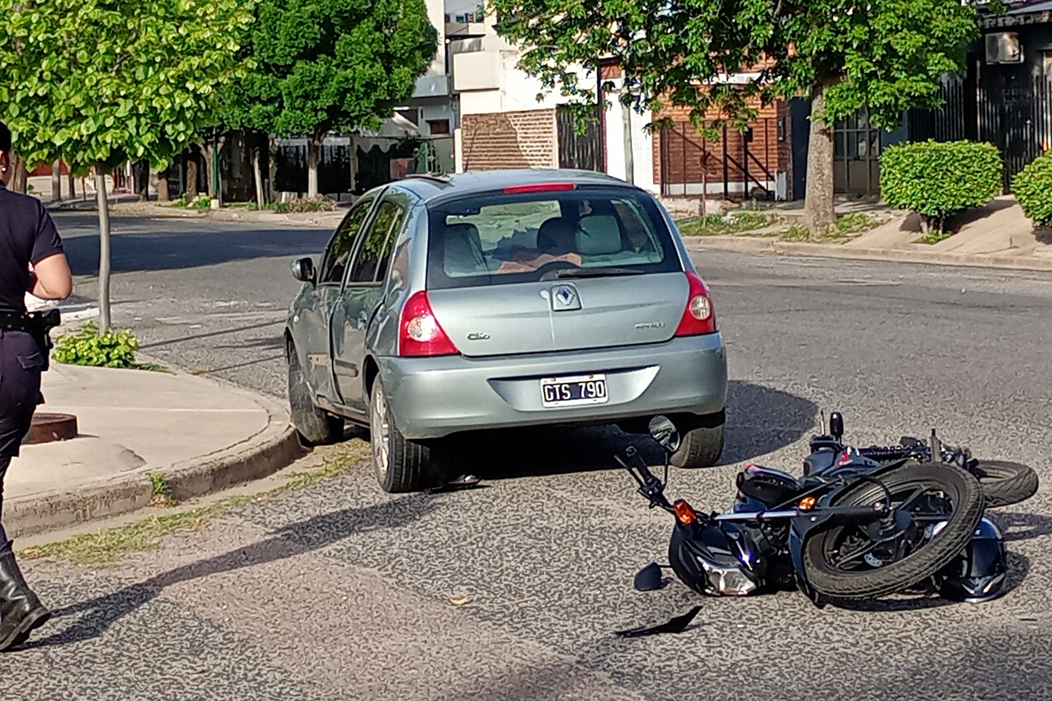 Ambos vehículos resultaron con daños materiales.