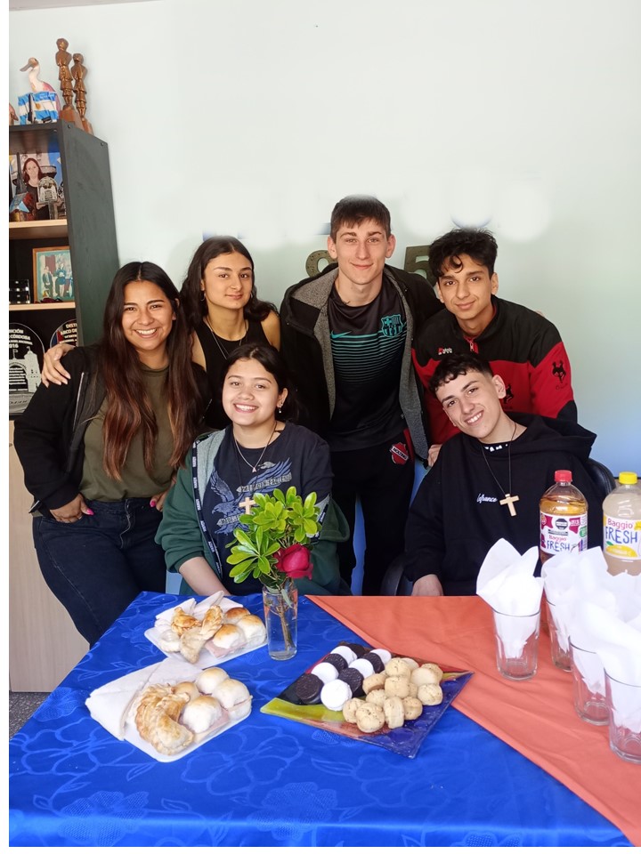 Los jóvenes realizan actividades comunitarias.