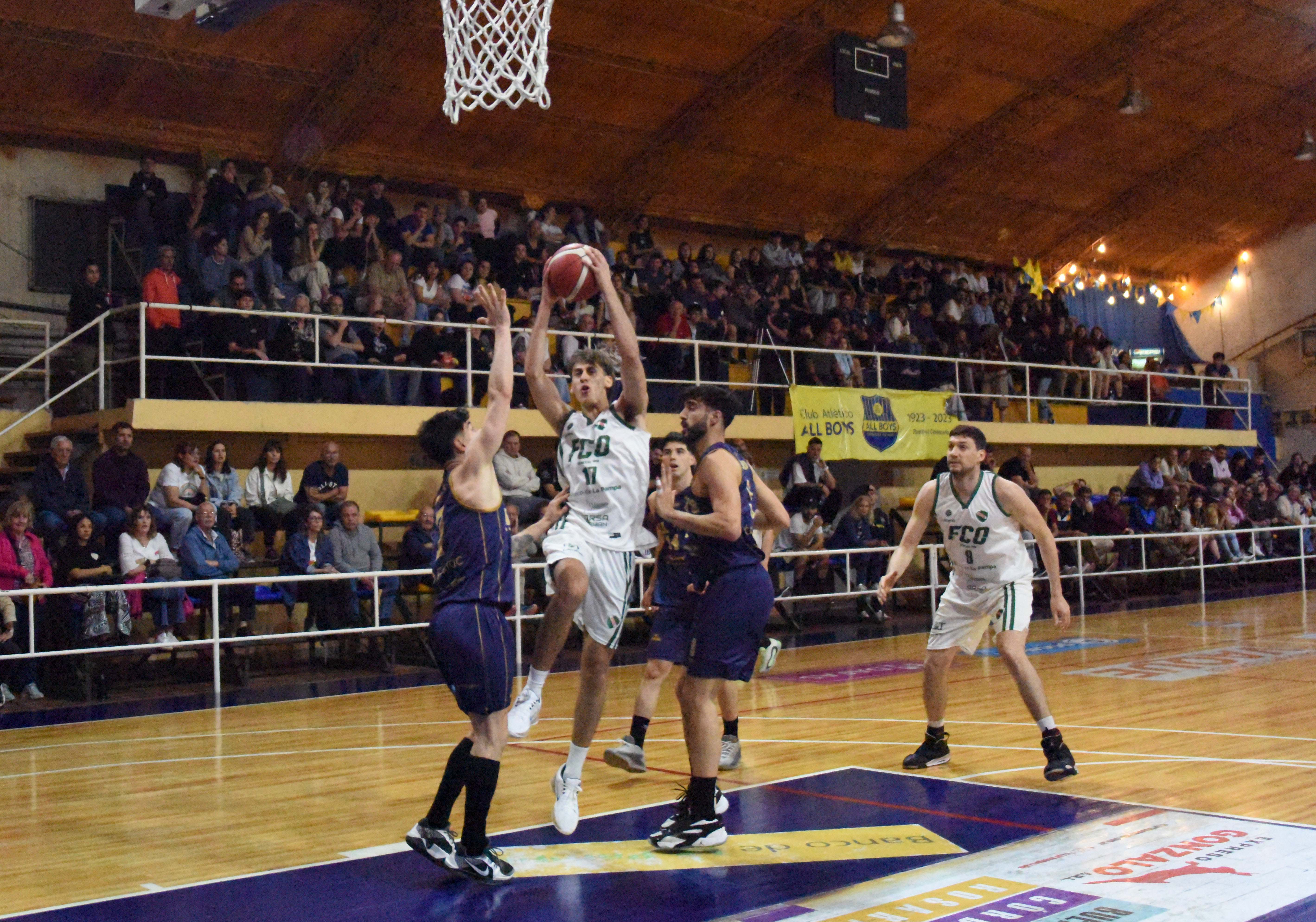 Ferro se hizo fuerte y ganó el duelo de punteros.