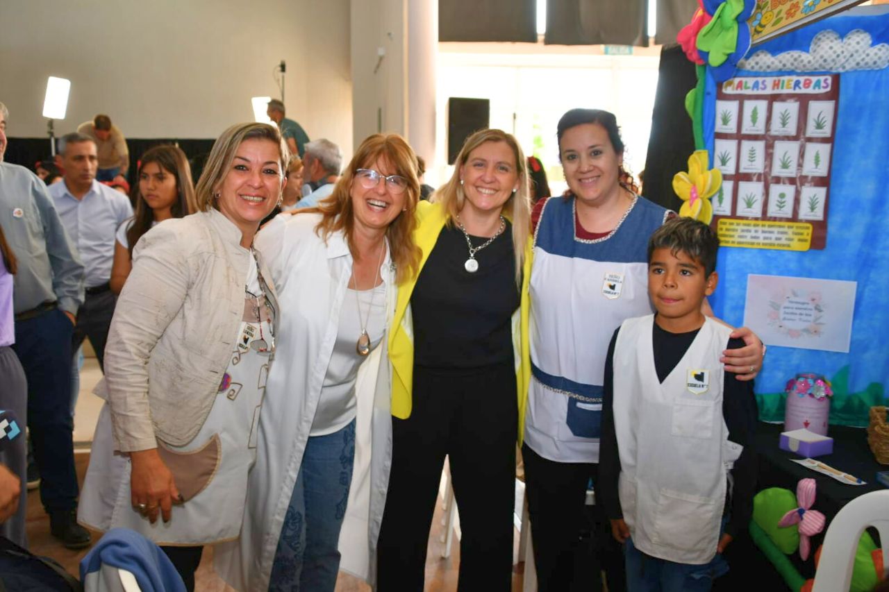 La ministra Feuerschvenger junto a docentes y alumnos, en la apertura de la jornada.