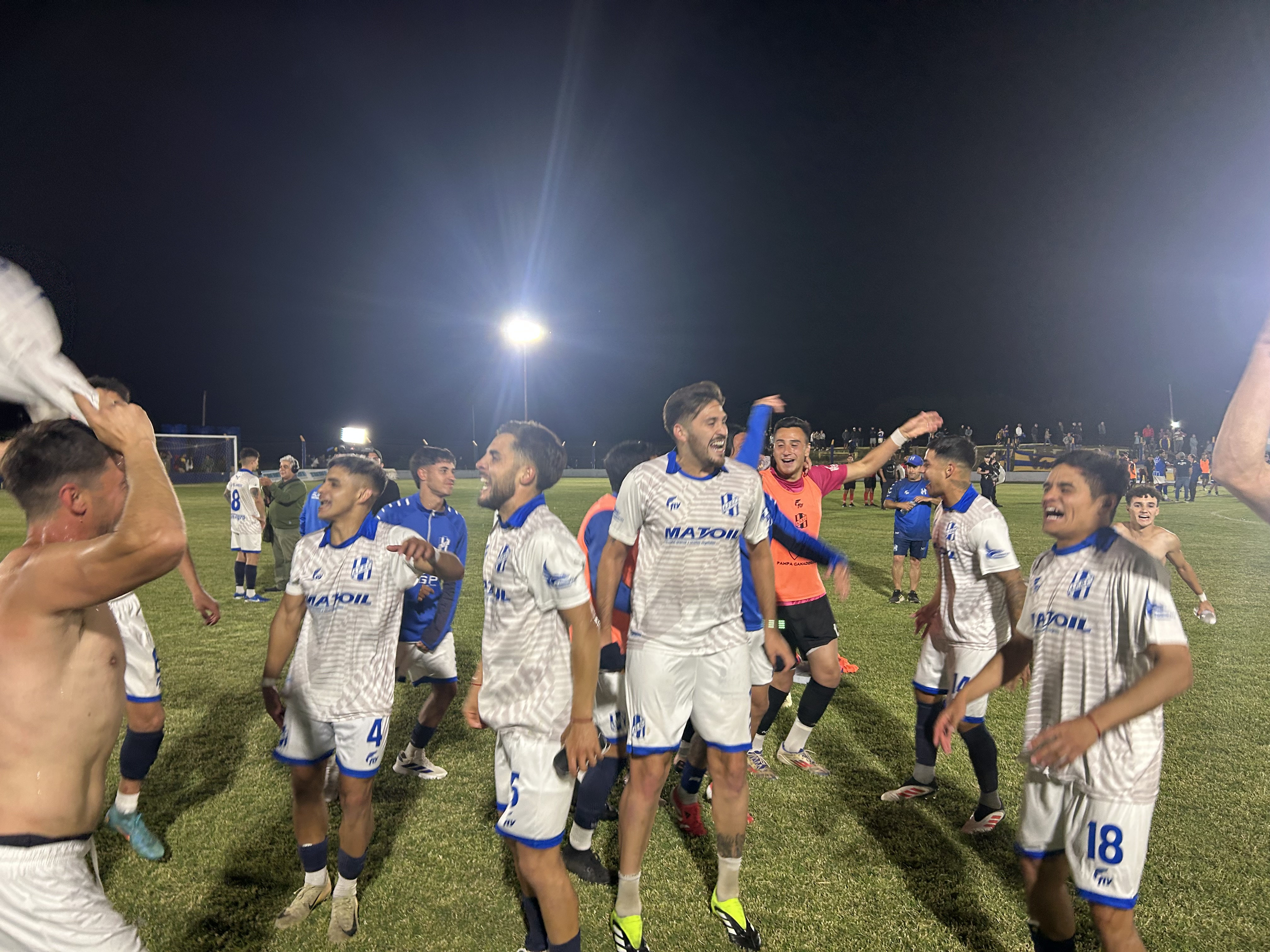 El festejo loco de los azules en el “José Gago”.