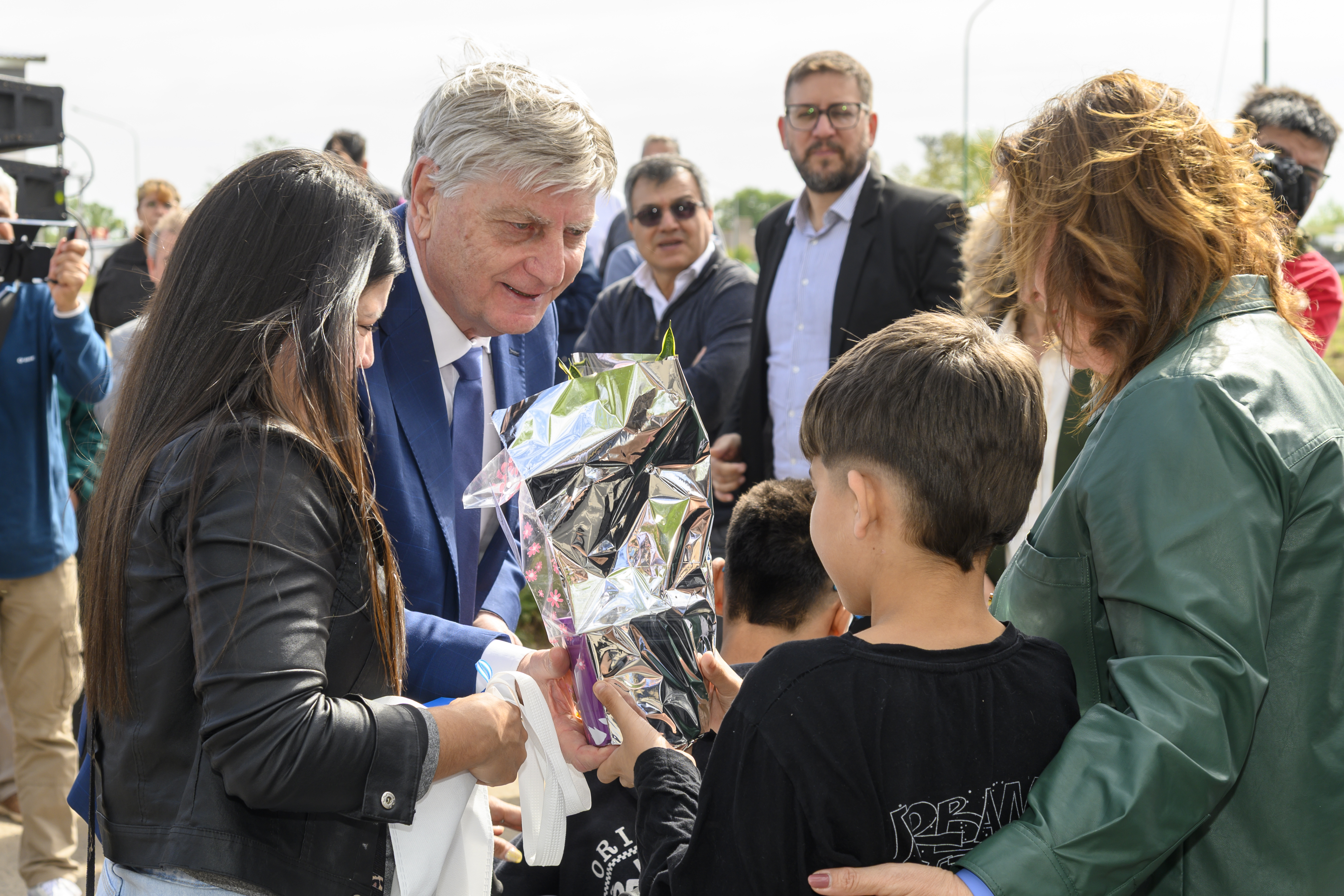 El gobernador de La Pampa, Sergio Ziliotto, encabezó la entrega de 108 viviendas sociales.