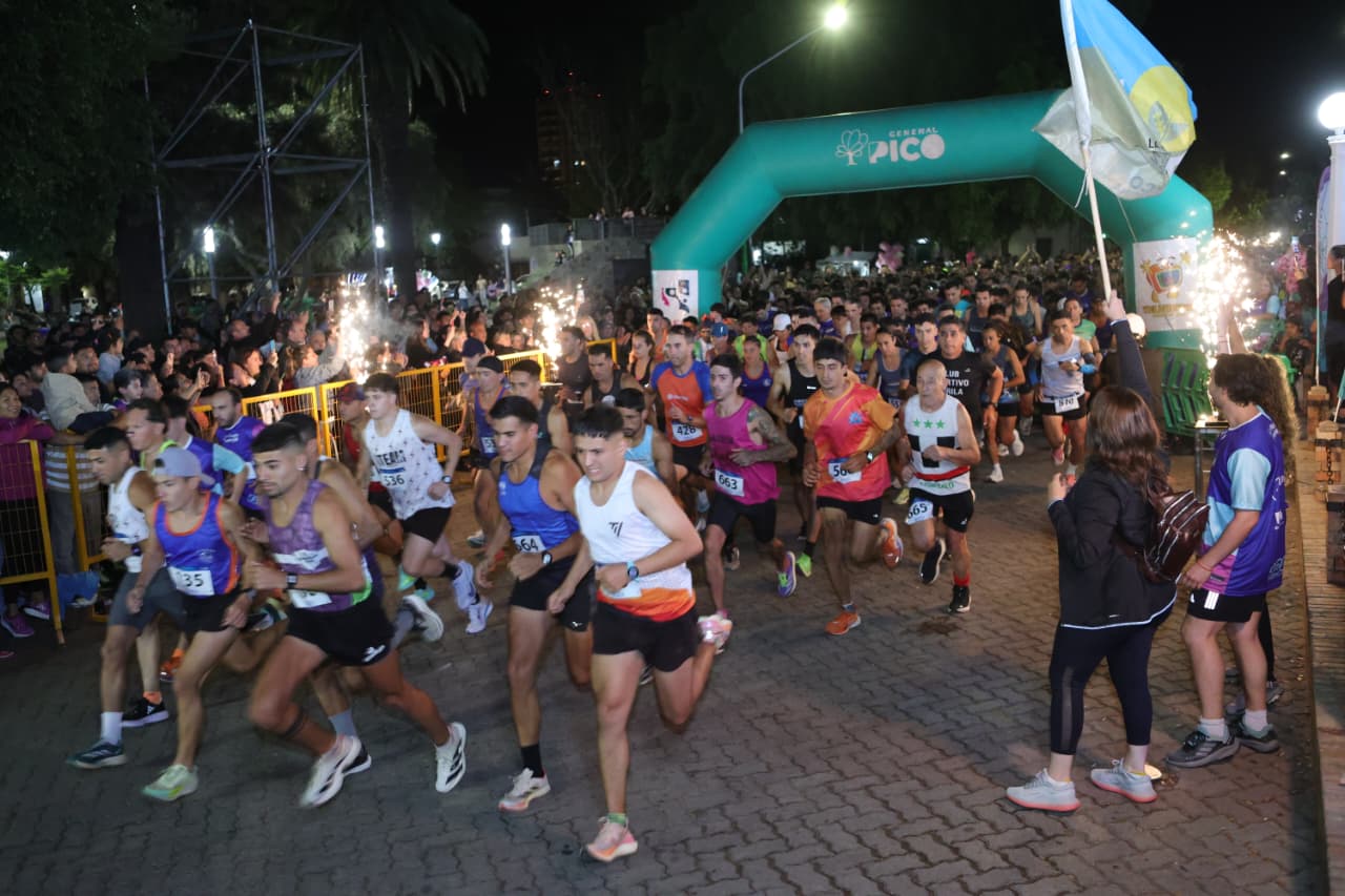La Carrera Nocturna Aniversario contó con récord de participantes.