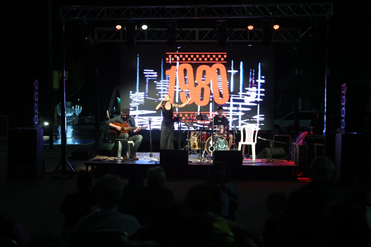El último domingo se realizó un colorido evento en la explanada municipal.