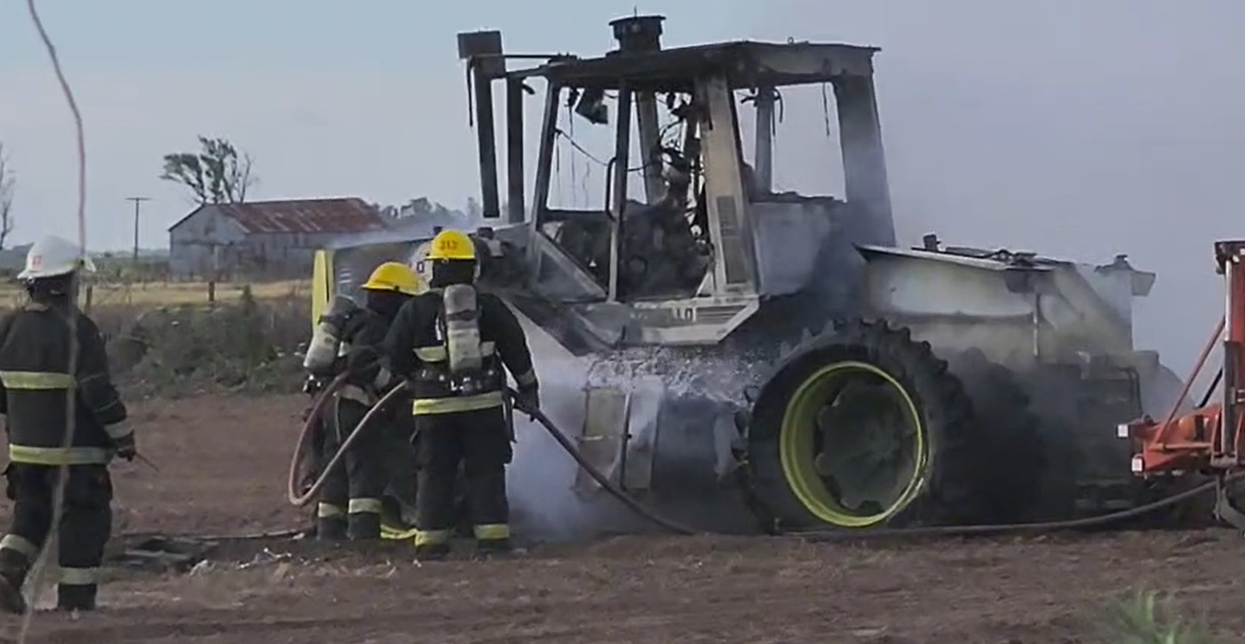 El tractor sufrió serios daños por acción del fuego.