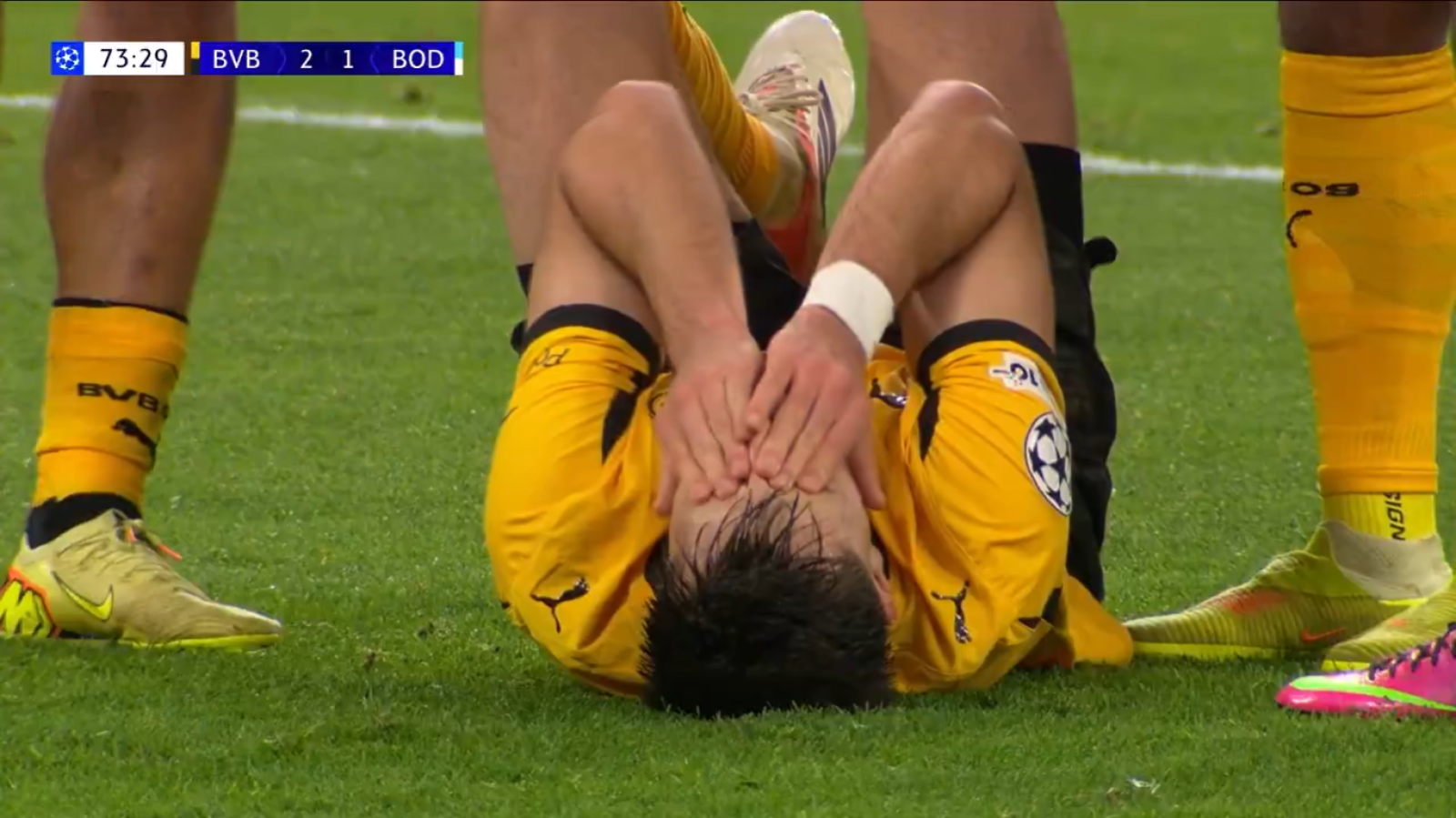 El momento de la lesión de Anselmino en Borussia Dortmund.