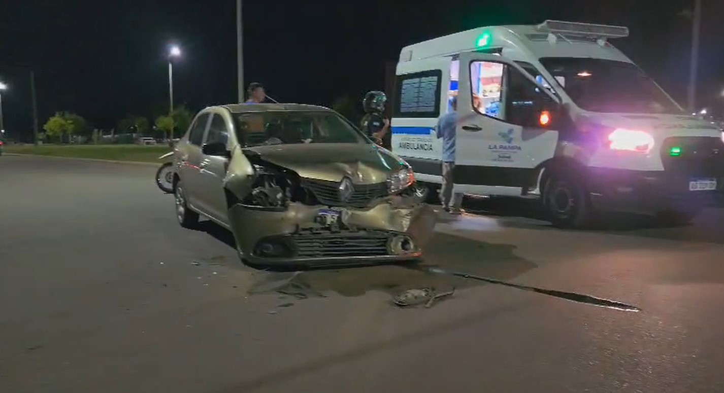 El Renault Logan terminó con el frente destruido.