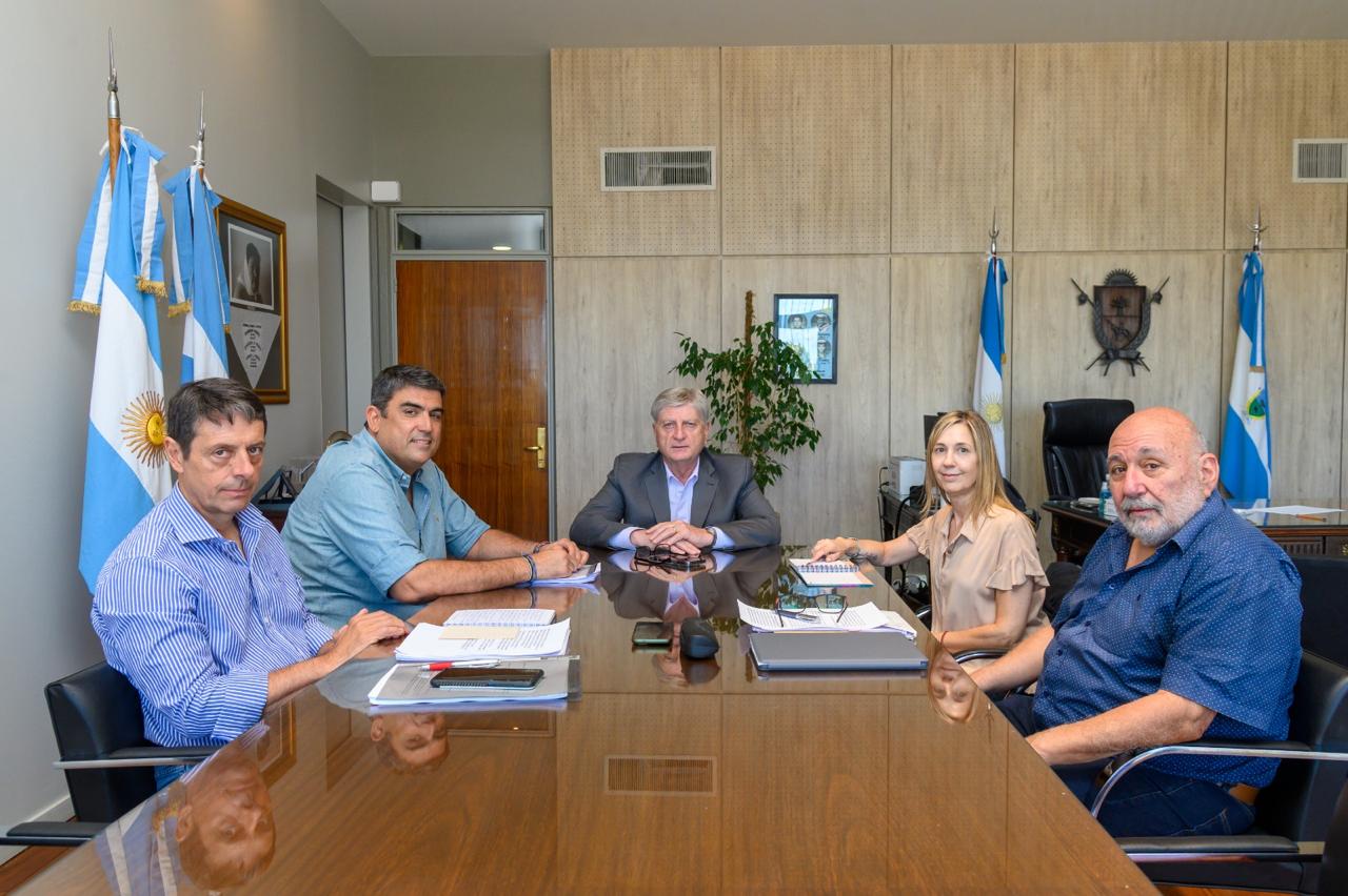 El gobernador, junto a cuatro legisladores nacionales del PJ pampeano.