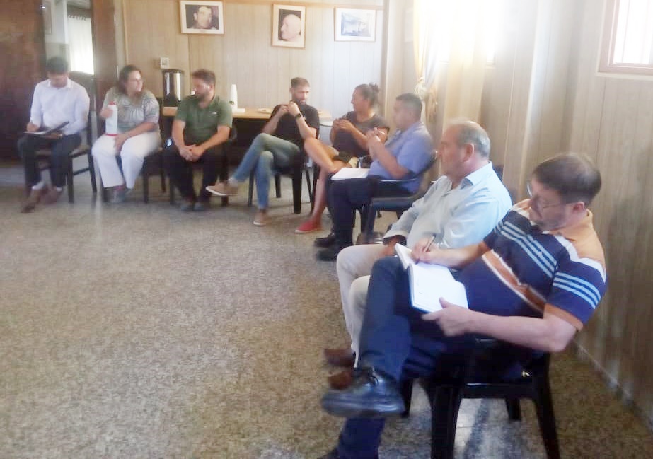 Autoridades provinciales y locales durante la reunión.