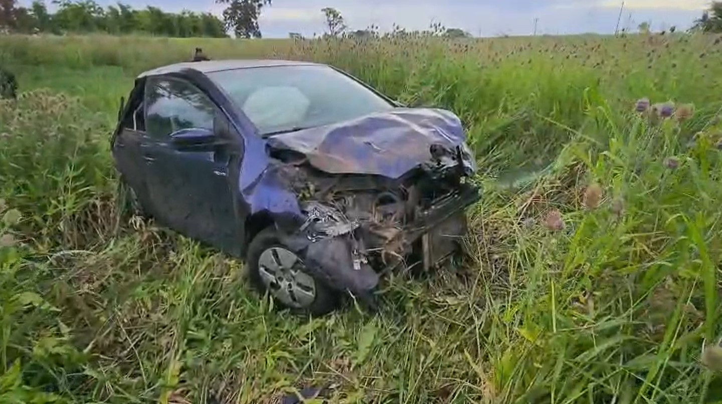 El VW Up sufrió serios daños en su carrocería.