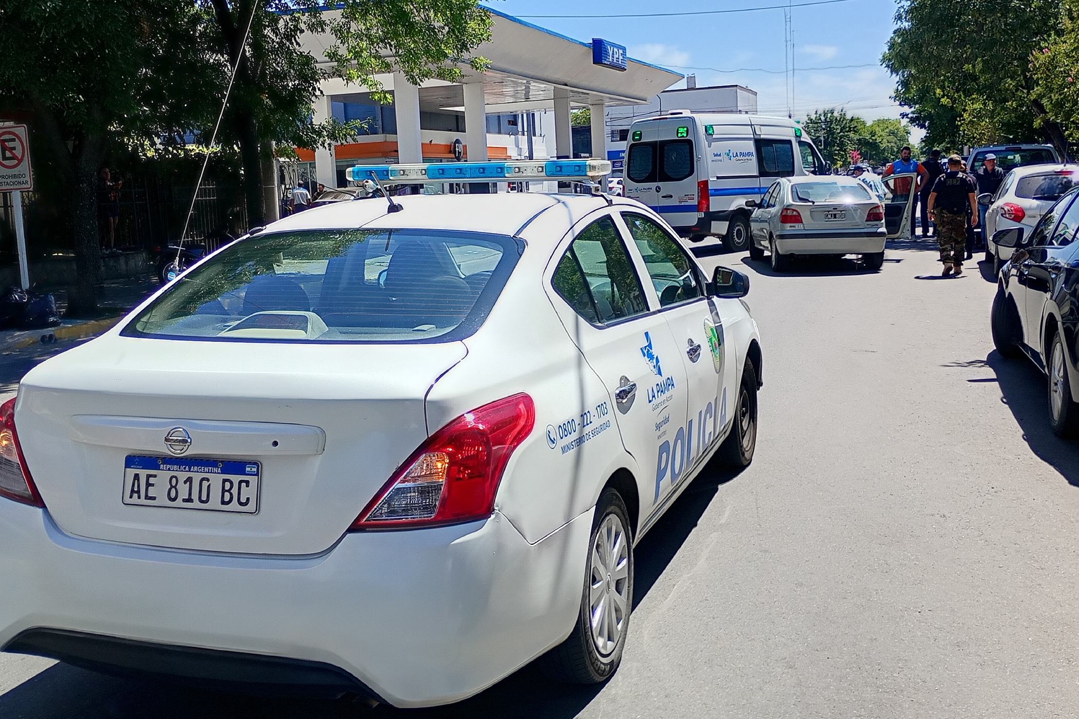 Los servicios de Emergencia asistieron a tres personas que iban sobre una moto.