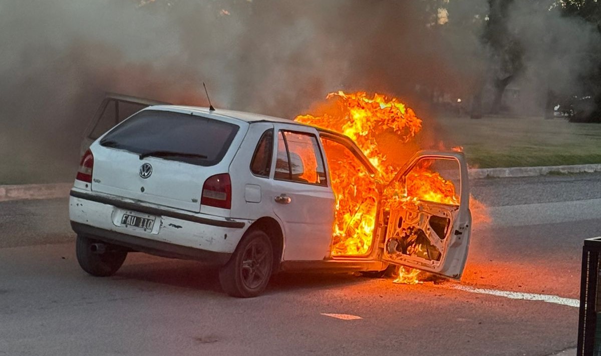 Las llamas consumieron el vehículo siniestrado en Intendente Alverar.