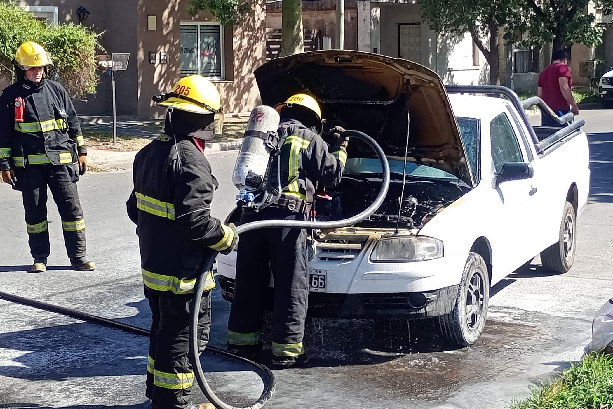 Bomberos realizaron tareas de enfriamiento en el vehículo siniestrado.