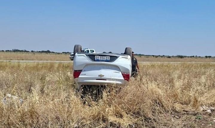 El vehículo terminó con sus cuatro ruedas hacia arriba.