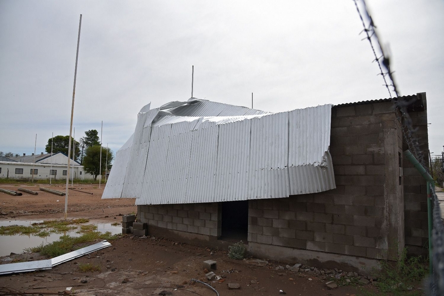 Las nuevas instalaciones del club Argentino con destrozos en el techo.