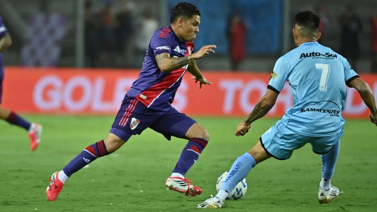 “Juanfer” Quintero, autor del gol, intenta sortear la marca de Bolívar.