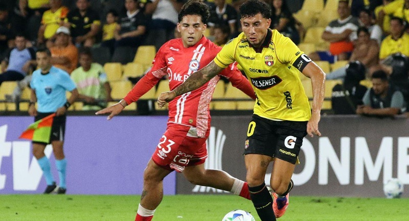 El Bicho batalló en Ecuador y ganó sobre la hora.