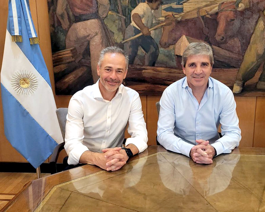 El secretario de Finanzas, Alejandro Lew, junto al ministro Luis Caputo.