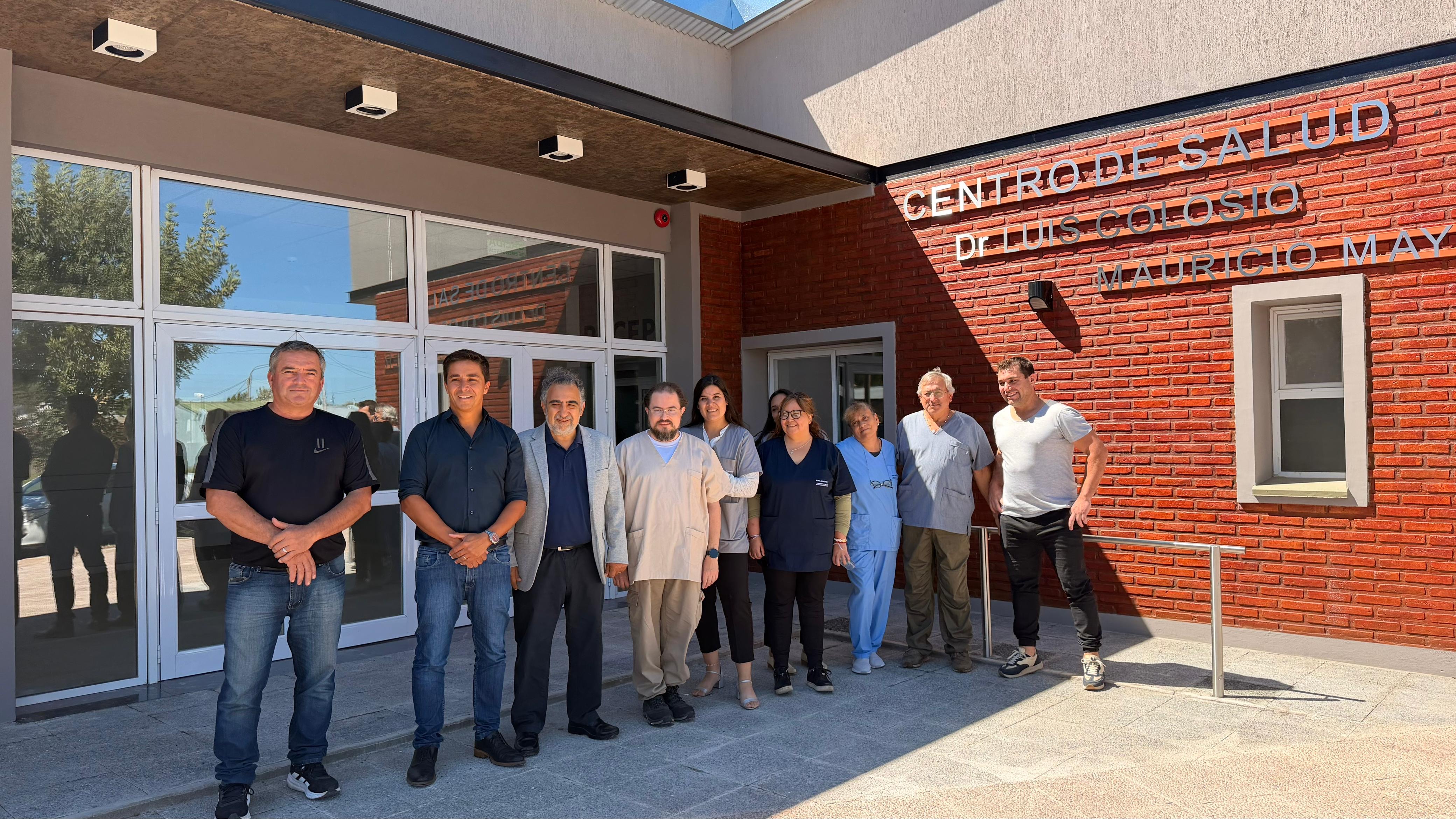 Funcionarios provinciales junto al personal sanitario de Mauricio Mayer.