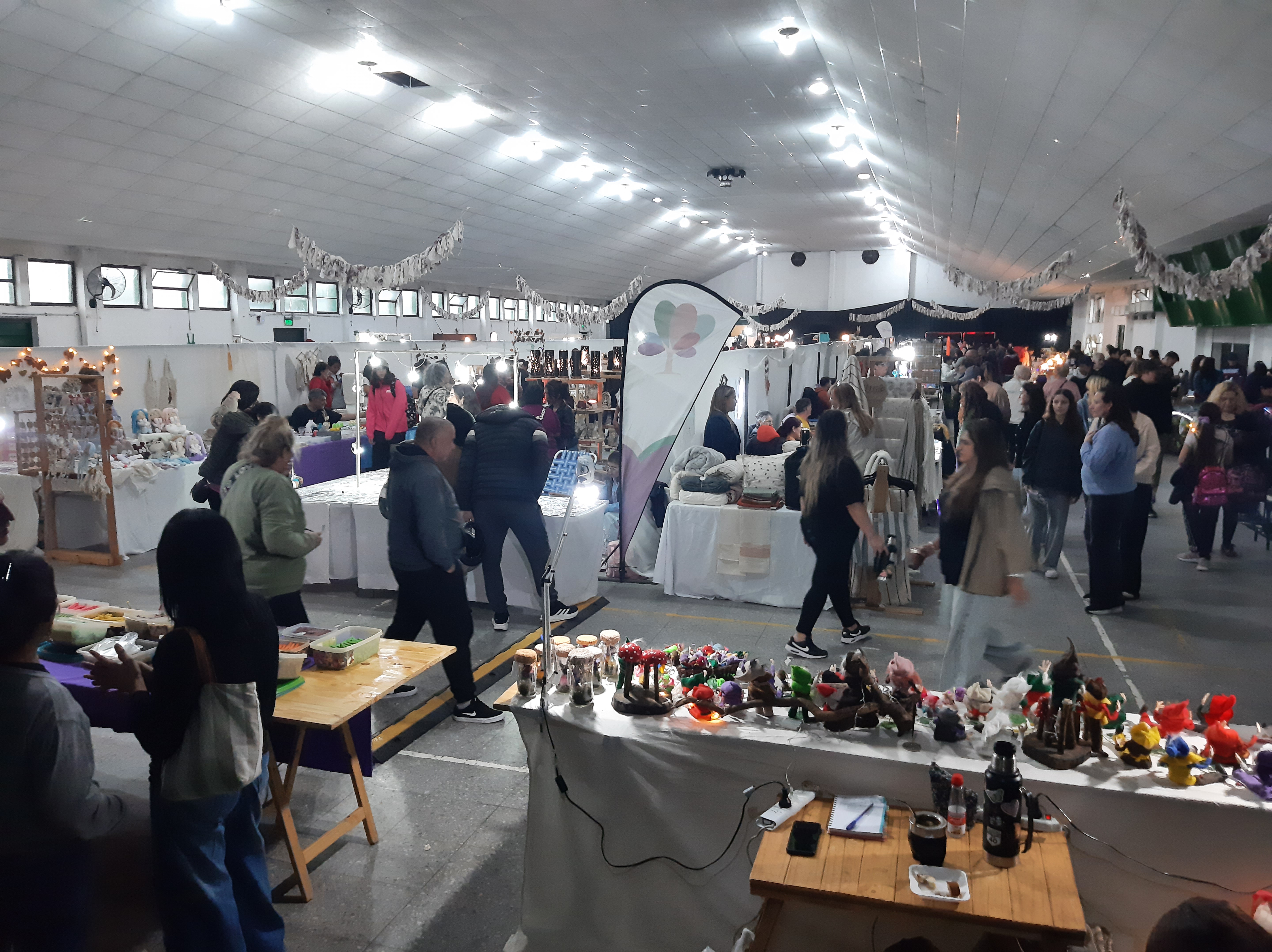 La “Feria de Otoño” ocupó la totalidad del amplio salón de Ferro.