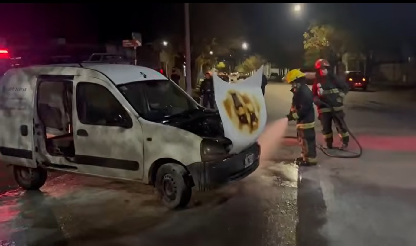 Bomberos realizaron tareas de enfriamiento en la zona del motor del utilitario.