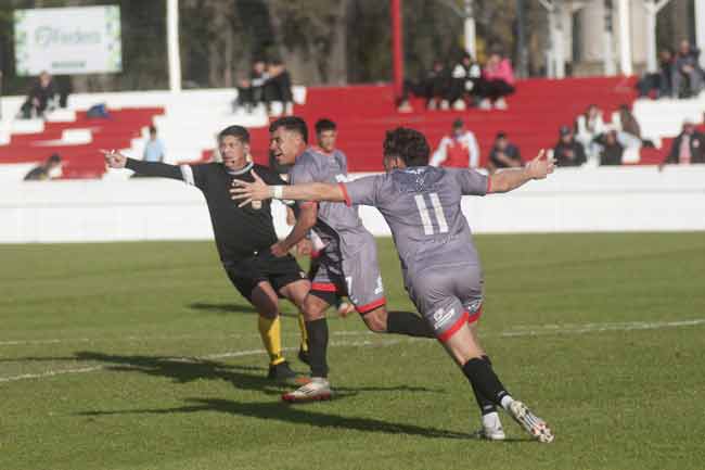 Agustín López marcó los cuatro goles del Albirrojo, incluido el del triunfo en tiempo agregado.