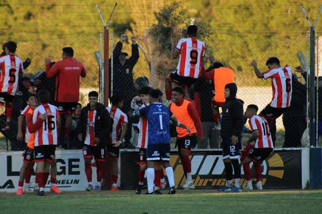 El festejo de los jugadores de Costa con sus hinchas, alambrado de por medio.
