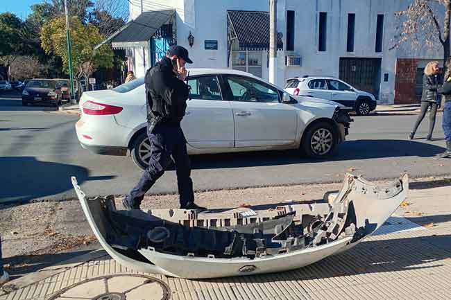 Un Renault Fluence perdió el paragolpes delantero tras impactar a un Peugeot 208.