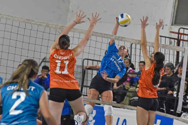 Las chicas del vóley perdieron ante Chubut, pero ya aseguraron su presencia en semifinales.