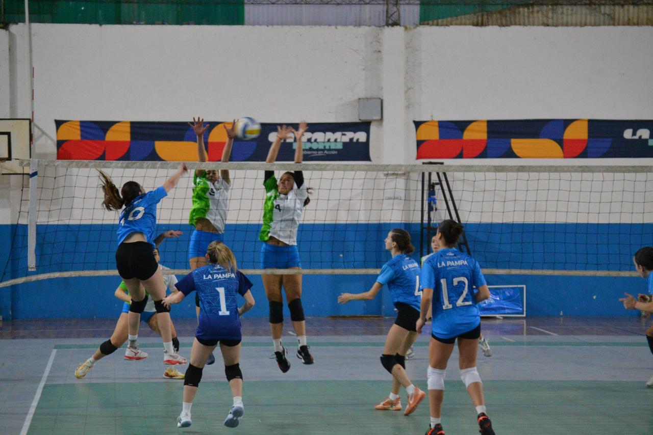 El vóley femenino fue implacable ante Neuquén y aportó un bronce.