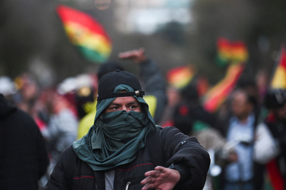 Manifestantes exigen la renuncia del presidente Rodrigo Paz.