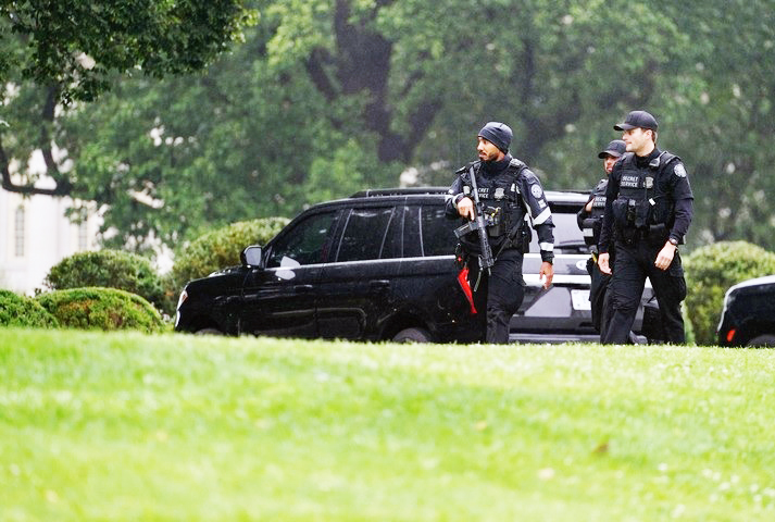 Tras el tiroteo, el Servicio Secreto cerró la Casa Blanca y se encuentra custodiando las inmediaciones.