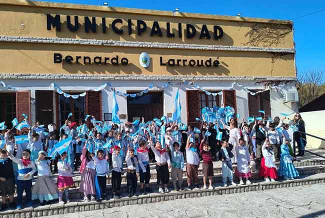 En Larroudé festejaron el 25 de Mayo y un nuevo aniversario del Colegio Secundario.