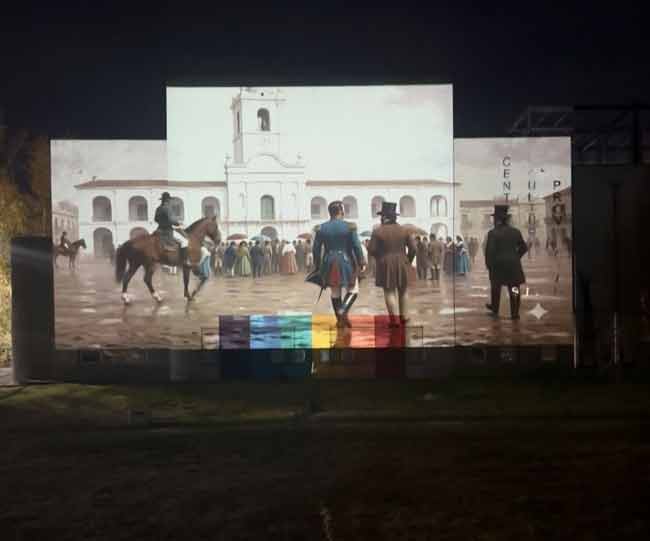 La intervención, propuso un recorrido visual por la historia y la identidad nacional.