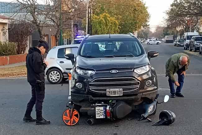 Una motocicleta 110 c.c. terminó su marcha bajo una camioneta Ford Ecosport.