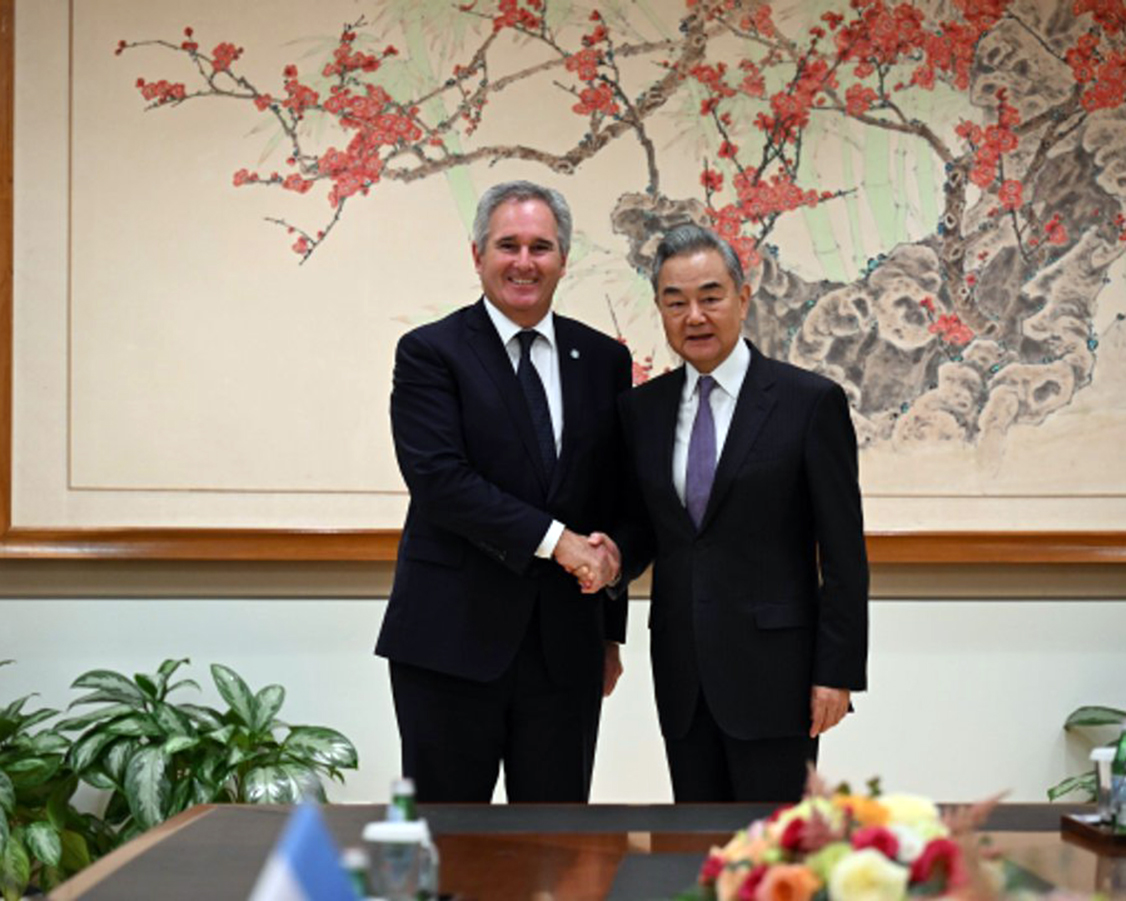 Pablo Quirno, junto a su par de China, Wang Yi