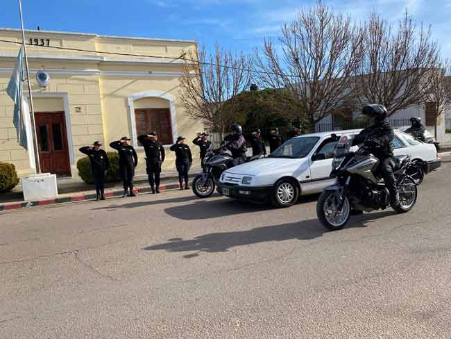Uno de los momentos más emotivos fue el paso del cortejo fúnebre por la comisaría.