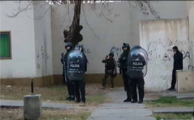 La Policía se desplegó el domingo en inmediaciones de la Escuela 64, en el Barrio Malvinas, donde fue encontrada una granada que estaba en condiciones de estallar.